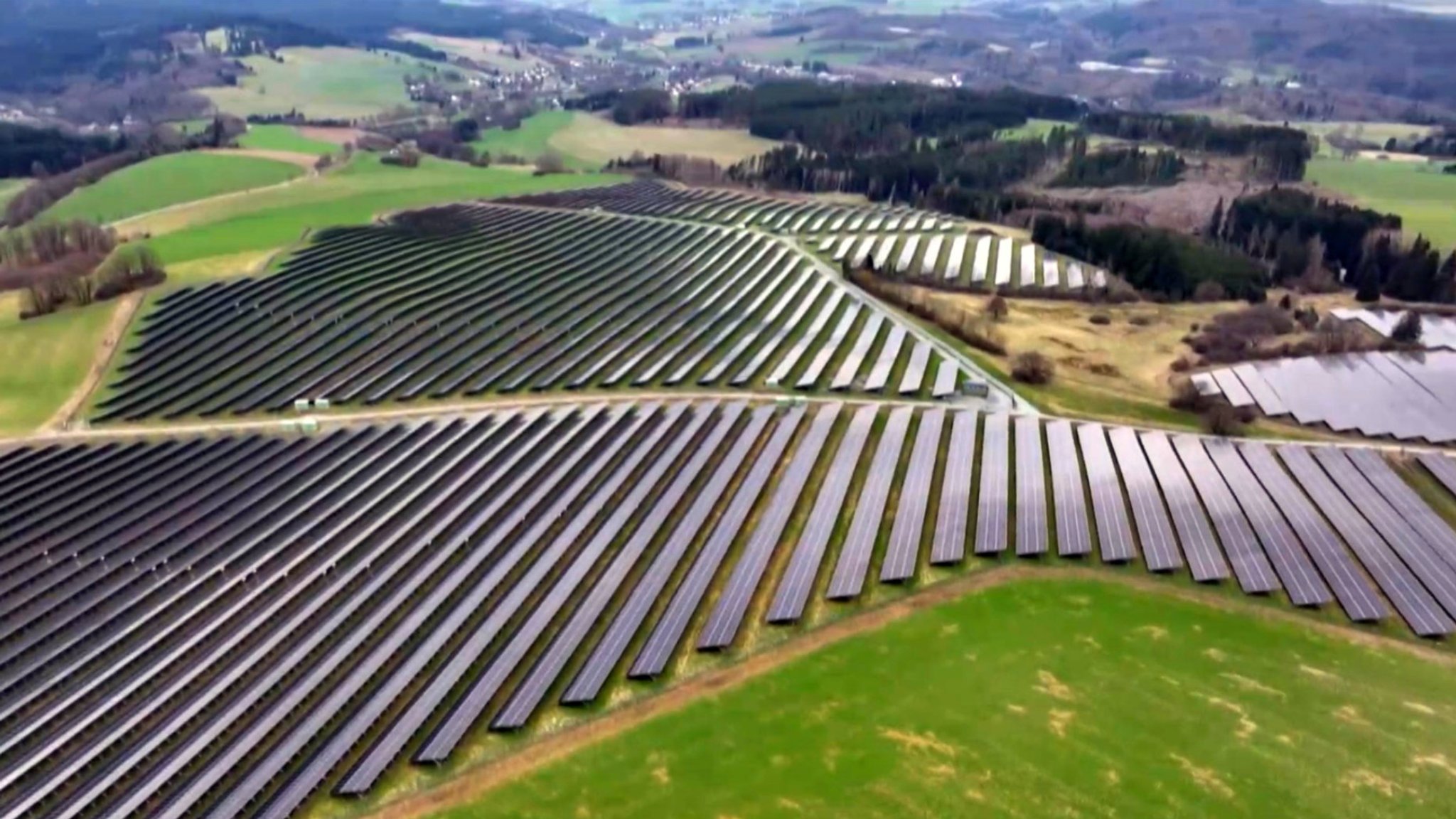 Eine Photovoltaikanlage in Issigau aus der Vogelperspektive.