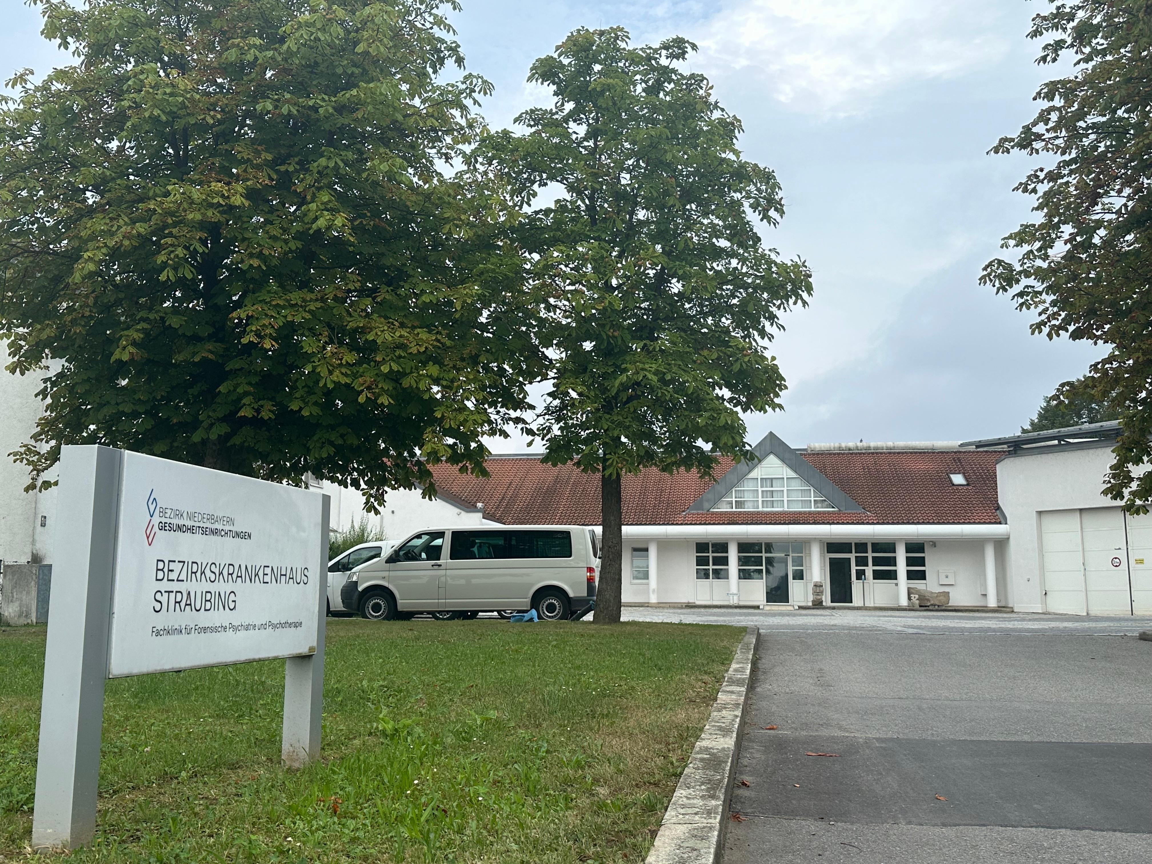 Vor dem Bezirkskrankenhaus Straubing 