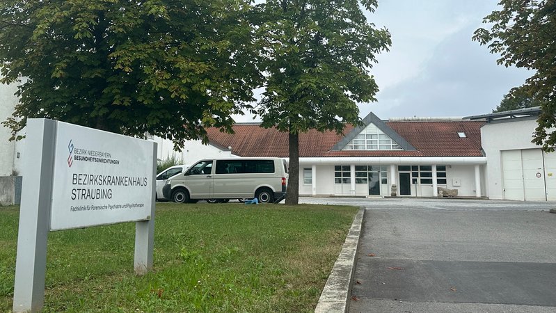 Vor dem Bezirkskrankenhaus Straubing | Bild: pa/dpa/Ute Wessels Vor dem Bezirkskrankenhaus Straubing