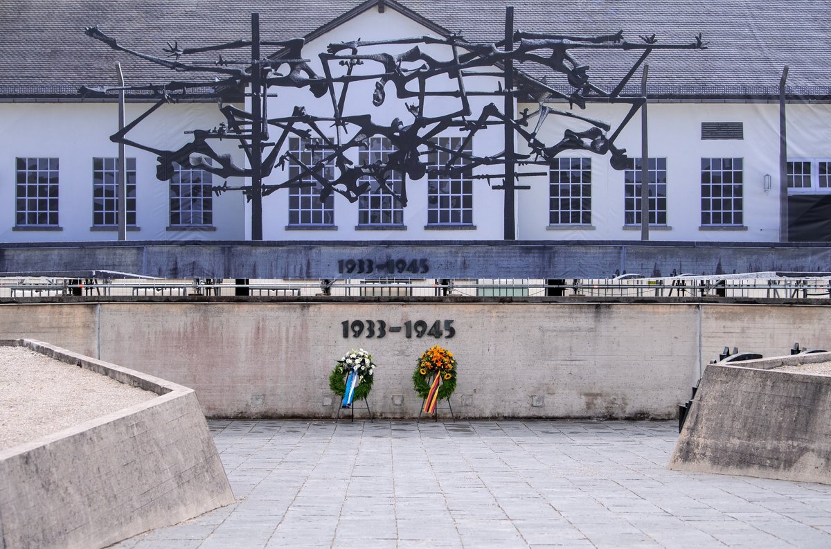 Erinnerungskultur und Gedenkpolitik - Symbolbild (KZ-Gedenkstätte Dachau, Kränze) 