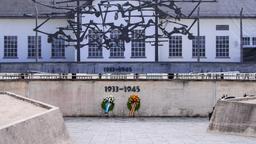 Erinnerungskultur und Gedenkpolitik - Symbolbild (KZ-Gedenkstätte Dachau, Kränze)  | Bild: picture alliance/dpa Sven Hoppe