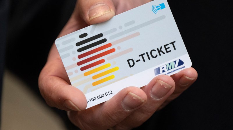 Gut 13 Millionen Menschen nutzen das Deutschland-Ticket. Von nächstem Jahr an müssen sie dafür dann monatlich 58 Euro statt wie bisher 49 Euro ausgeben. Darauf haben sich die Verkehrsminister der Länder nach langem Ringen verständigt. | Bild: dpa-Bildfunk/Boris Roessler Gut 13 Millionen Menschen nutzen das Deutschland-Ticket. Von nächstem Jahr an müssen sie dafür dann monatlich 58 Euro statt wie bisher 49 Euro ausgeben. Darauf haben sich die Verkehrsminister der Länder nach langem Ringen verständigt.