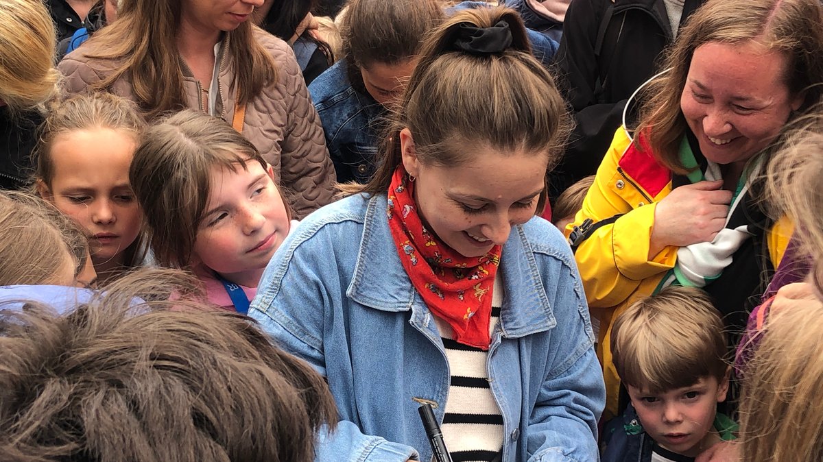 Checkerin Marina verteilt Autogramme beim Kinderfest in Würzburg.