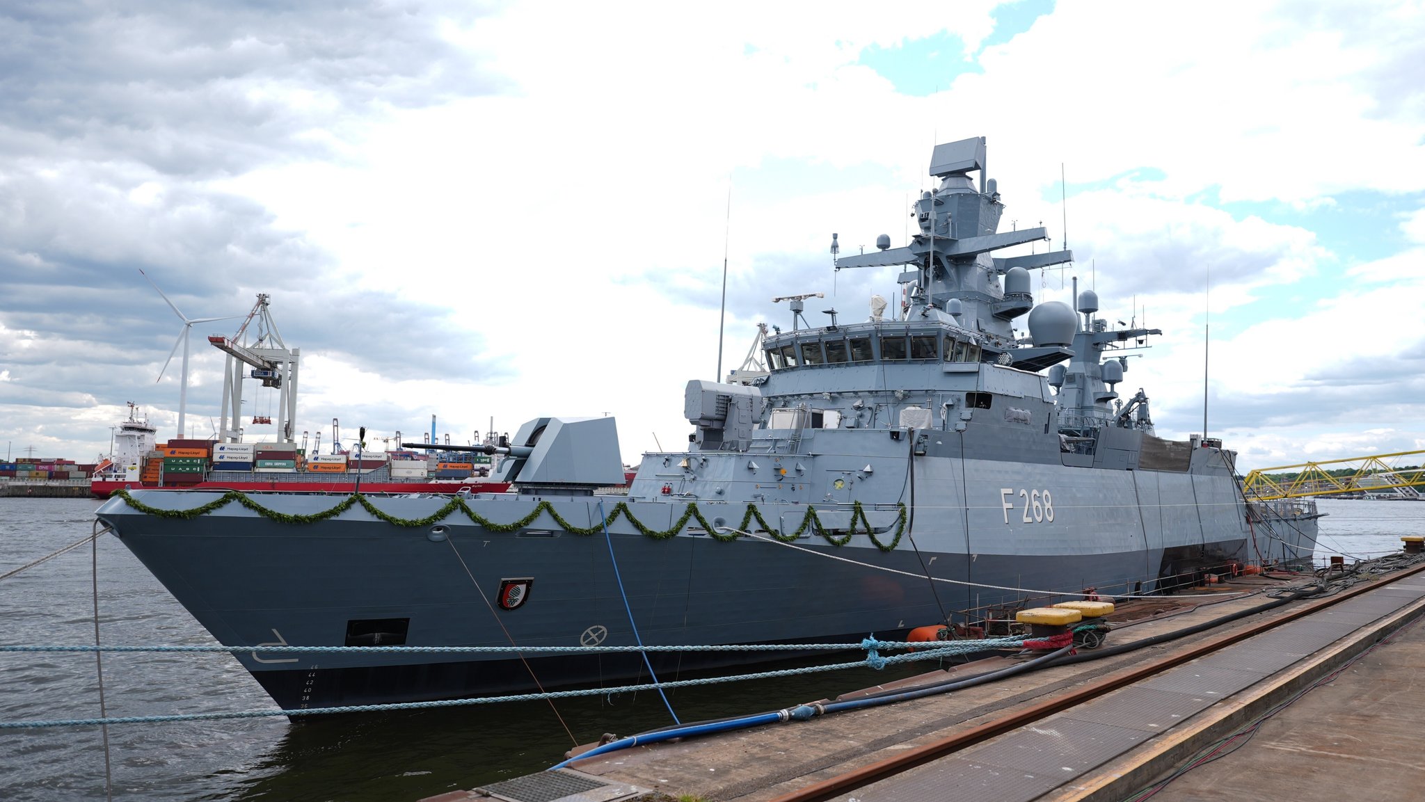 Die Korvette "Augsburg" im Mai 2025 kurz vor ihrer Taufe in einer Hamburger Werft der NVL-Gruppe | Bild: picture alliance/dpa | Marcus Brandt Die Korvette "Augsburg" im Mai 2025 kurz vor ihrer Taufe in einer Hamburger Werft der NVL-Gruppe