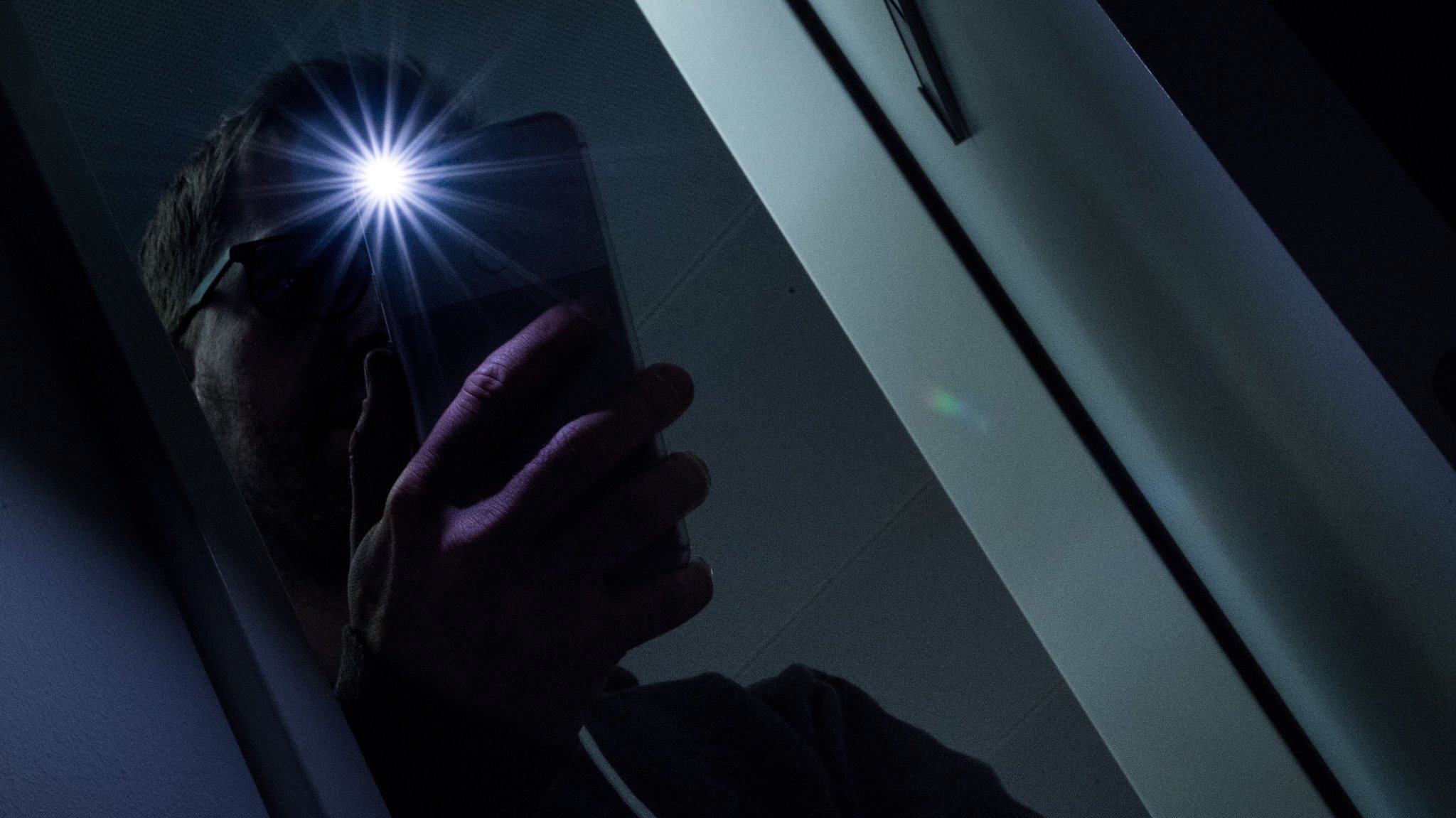 Mann nutzt Smartphone-Taschenlampe bei Stromausfall | Bild: picture alliance / dpa Themendienst | Franziska Gabbert Mann nutzt Smartphone-Taschenlampe bei Stromausfall