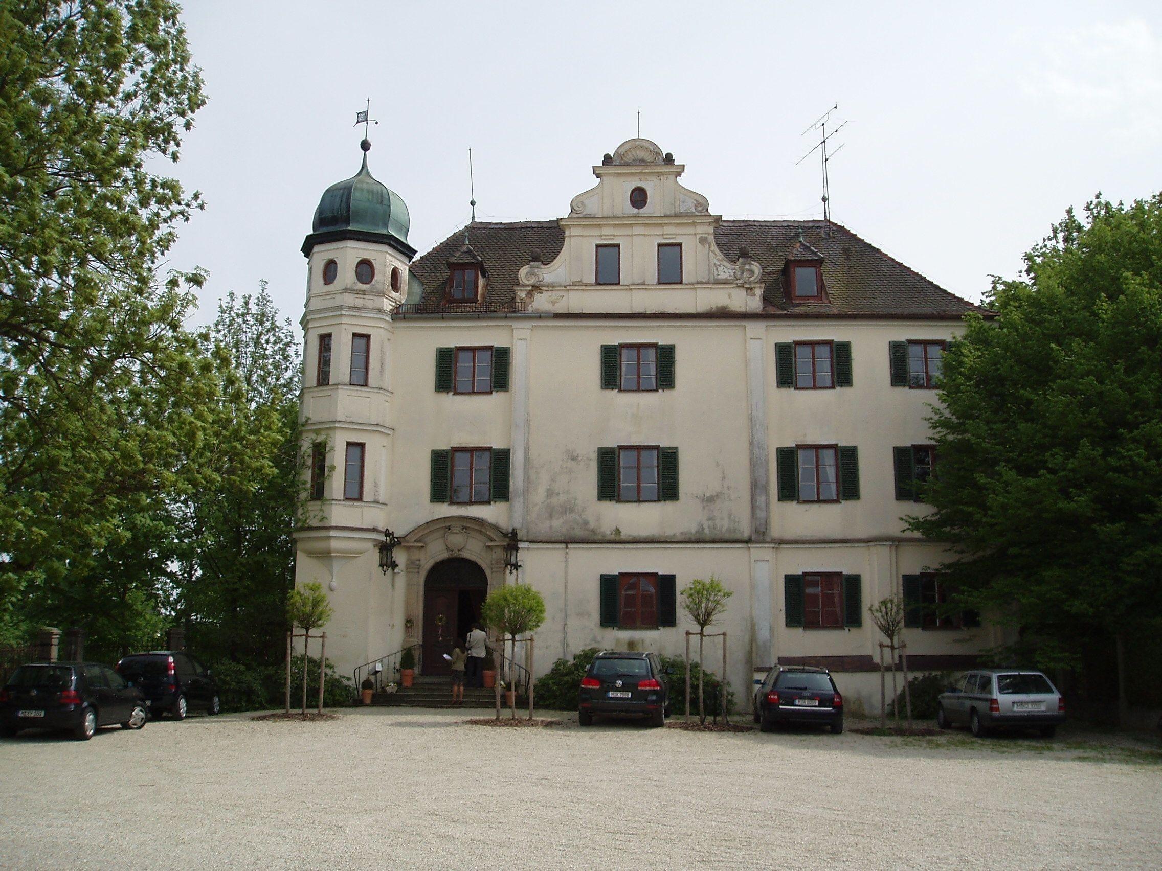 Schloss In Bayerbach Steht Für 3,2 Millionen Zum Verkauf | BR24