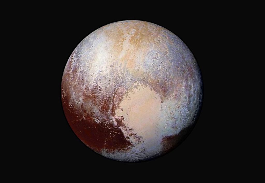Farbverstärktes Bild von Pluto, aufgenommen von Raumsonde New Horizons am 14. Juli 2015