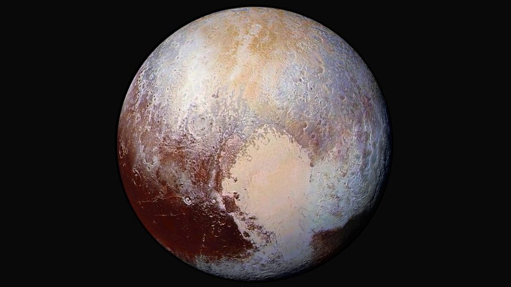 Farbverstärktes Bild von Pluto, aufgenommen von Raumsonde New Horizons am 14. Juli 2015