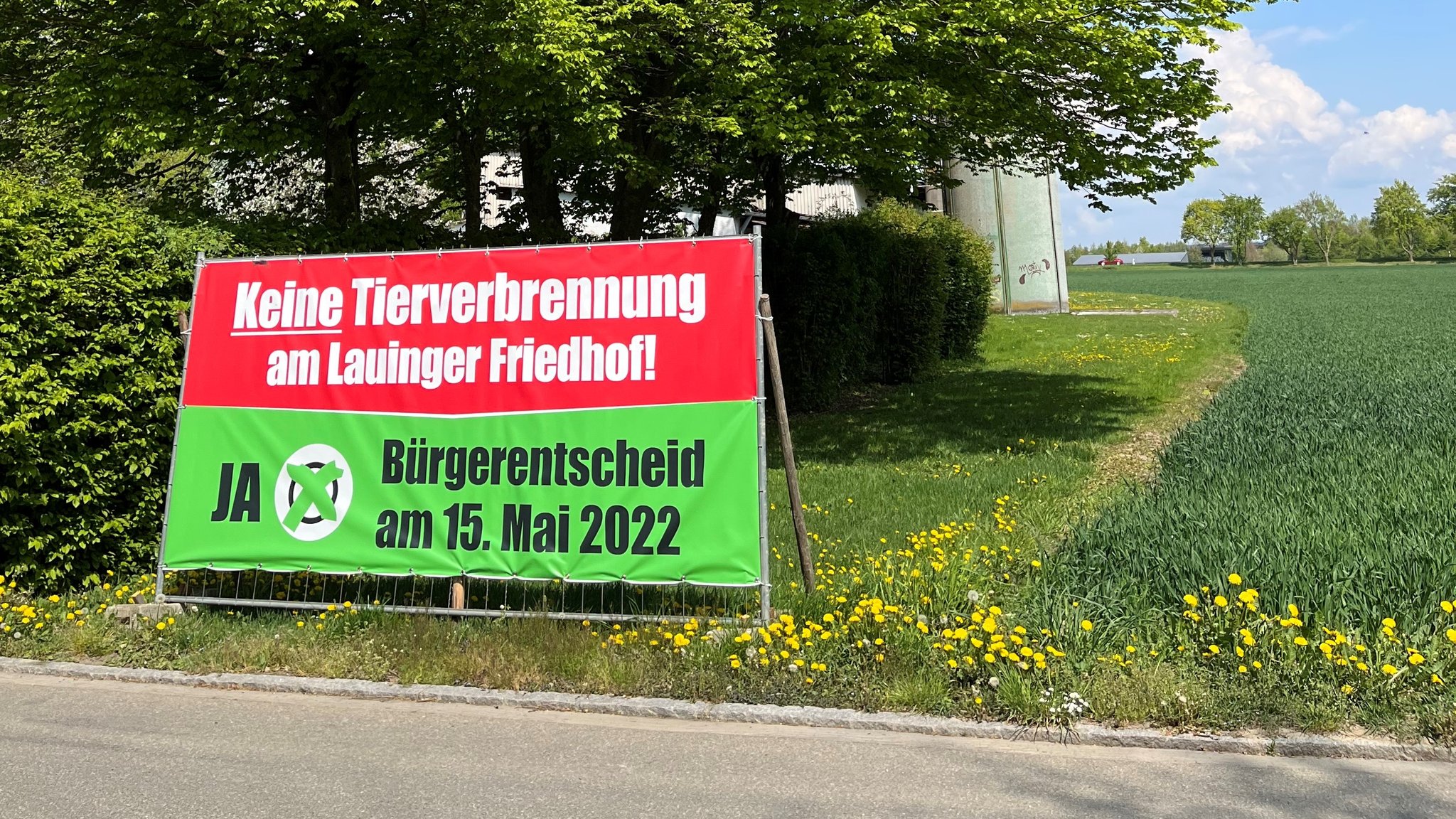 Werbung der Bürgeriniative für den Bürgerentscheid und gegen das Tierkrematorium am geplanten Standort