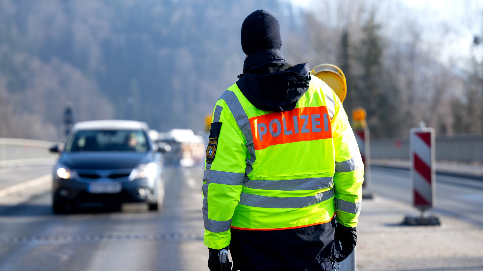 Polizisten kontrollieren an einer mobilen Kontrollstelle kurz hinter der Grenze Fahrzeuge, die aus Österreich nach Deutschland kommen.