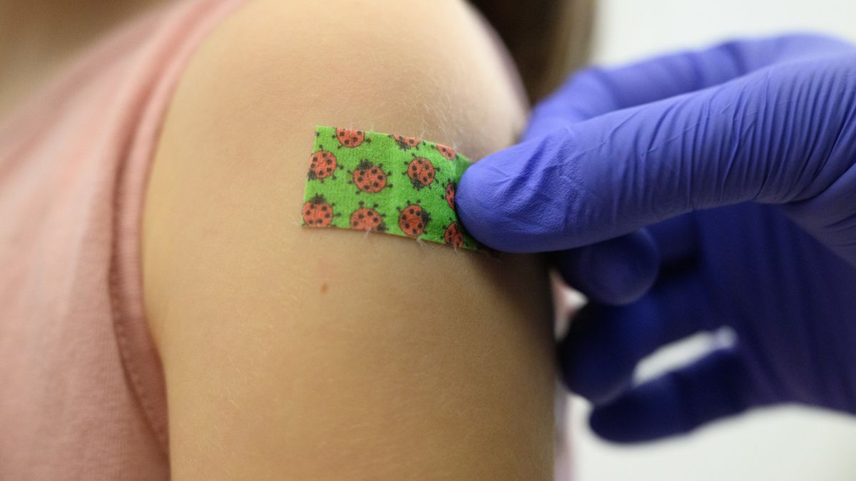 Ein siebenjähriges Mädchen bekommt bei einer Impfaktion der Staatlichen Kunstsammlungen Dresden (SKD) für Kinder und Jugendliche zwischen fünf und 17 Jahren im Residenzschloss nach der Impfung gegen das Coronavirus ein Pflaster auf den Arm geklebt.
