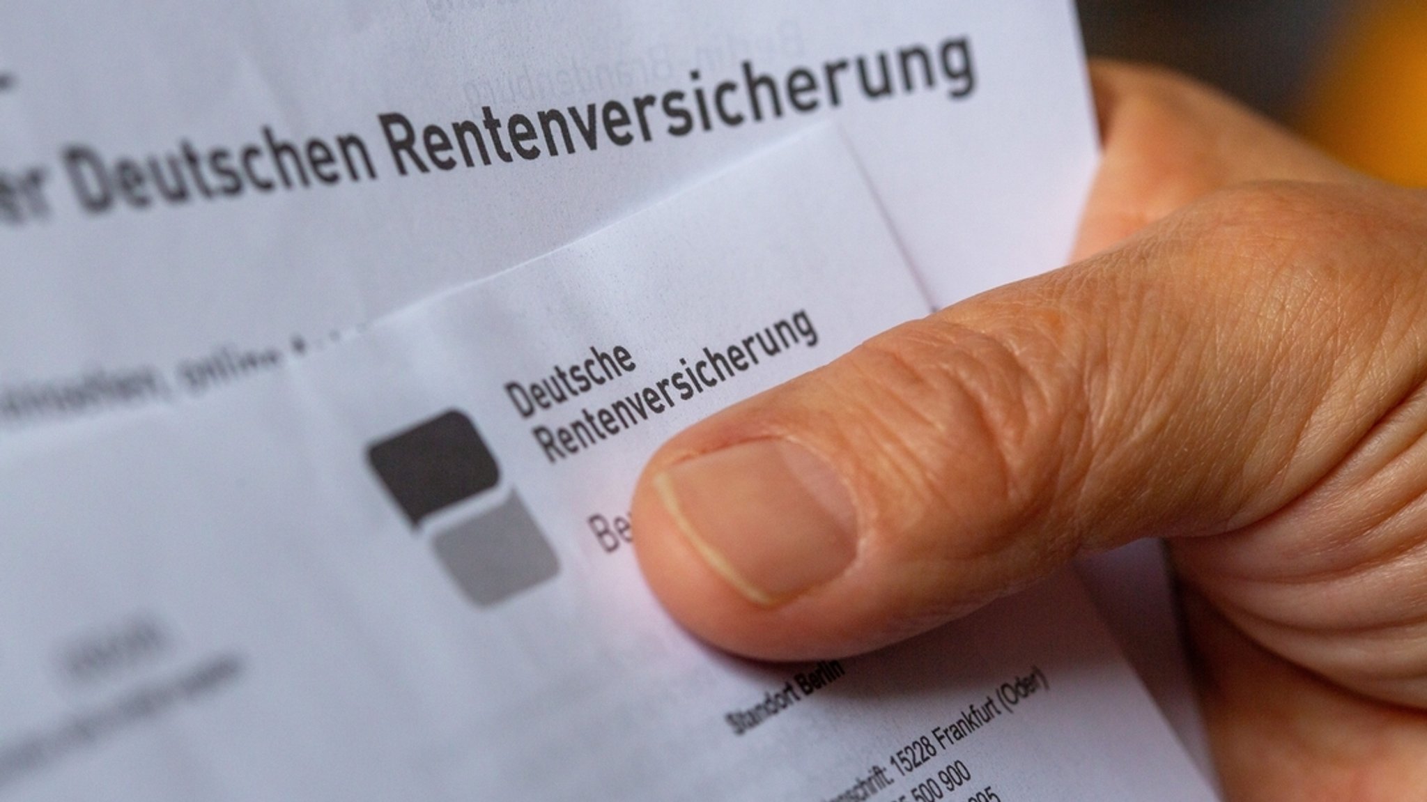 Eine Hand hält ein Schreiben der Deutschen Rentenversicherung in der Hand. | Bild: dpa-Bildfunk/Fernando Gutierrez-Juarez Eine Hand hält ein Schreiben der Deutschen Rentenversicherung in der Hand.