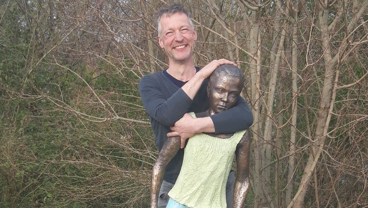 Das Meringer Stelzenmädchen mit dem Künstler Matthias Rodach