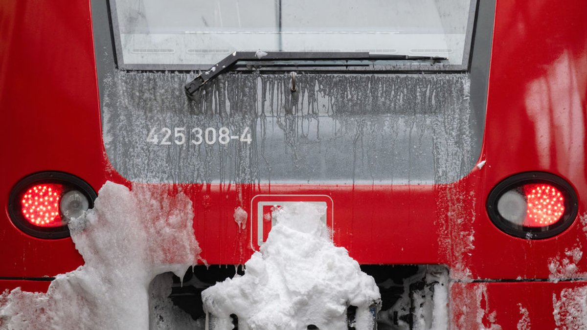 Wegen Schäden in Folge des Wintereinbruchs müssen Bahnreisende in Bayern noch wochenlang auf einige Regionalverbindungen verzichten.