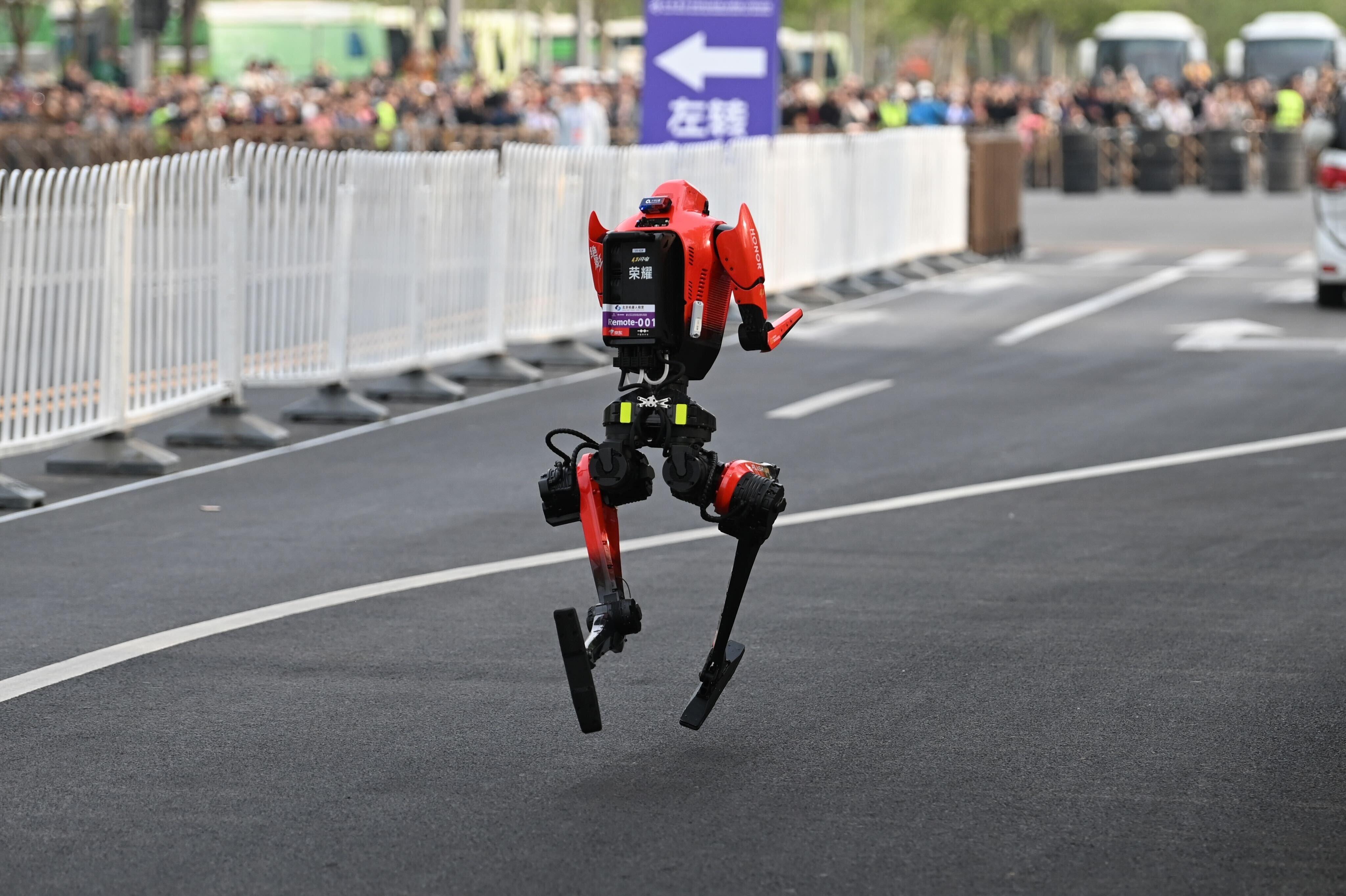 Der Roboter "Blitz" des chinesischen Smartphoneherstellers Honor läuft beim Halbmarathon in Peking Bestzeit.