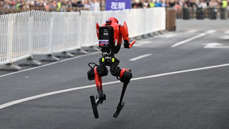 Der Roboter "Blitz" des chinesischen Smartphoneherstellers Honor läuft beim Halbmarathon in Peking Bestzeit. | Bild: pa/dpa | Johannes Neudecker Der Roboter "Blitz" des chinesischen Smartphoneherstellers Honor läuft beim Halbmarathon in Peking Bestzeit.