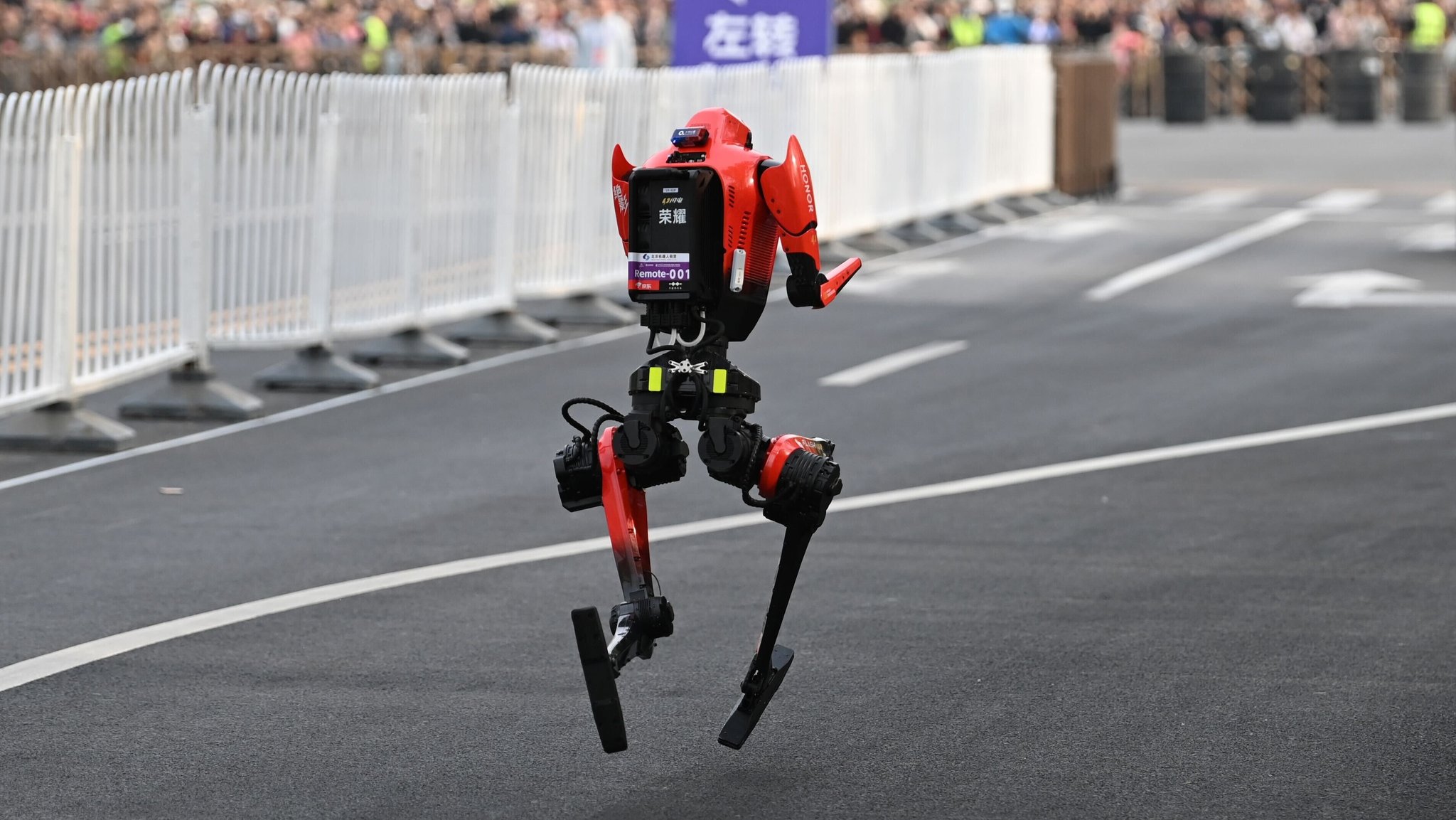 Der Roboter "Blitz" des chinesischen Smartphoneherstellers Honor läuft beim Halbmarathon in Peking Bestzeit.