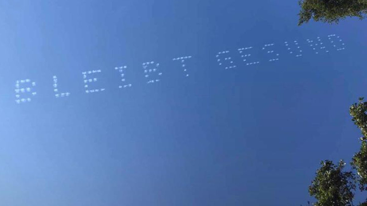 Mit dem Flugzeug: Text wird in den Himmel geschrieben