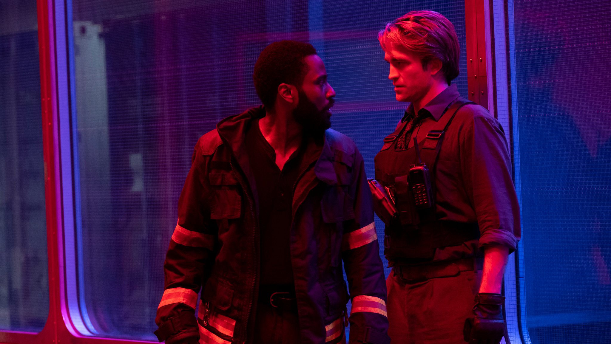 John David Washington und Robert Pattinson als Agententeam müssen die Zukunft "aufhalten" in "Tenet" (Filmszene).