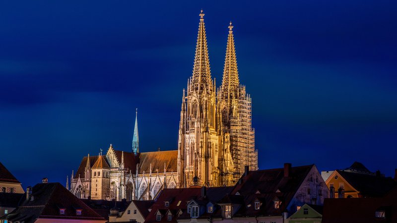 Die Türme des Regensburger Doms werden erleuchtet. | Bild: picture alliance / Zoonar | Bernhard Klar Die Türme des Regensburger Doms werden erleuchtet.