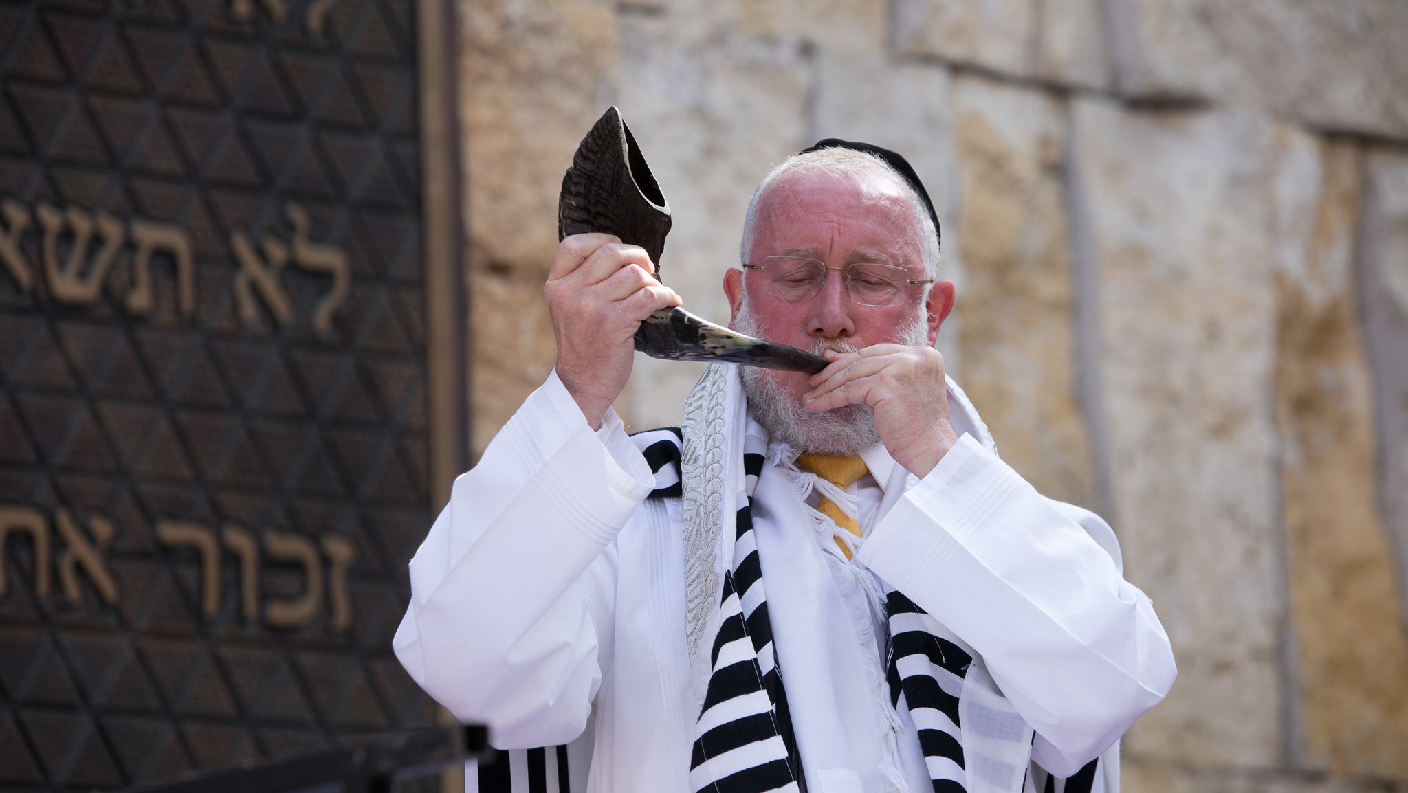 Rabbiner Shmuel Aharon Brodman bläst an das Schofar. | Bild: picture alliance / SZ Photo | Florian Peljak Rabbiner Shmuel Aharon Brodman bläst an das Schofar.