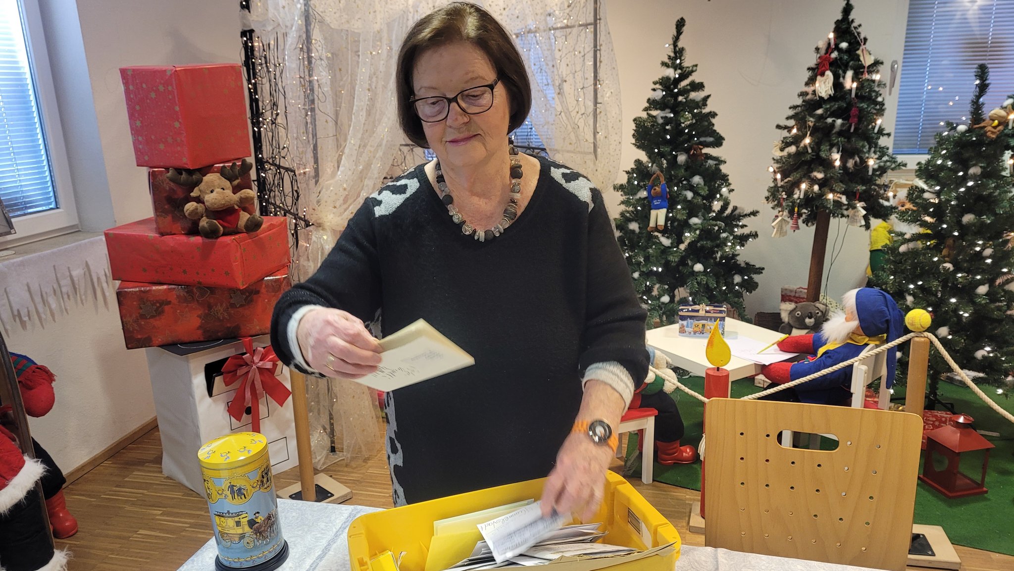 Rosemarie Schotte liest einen der 8.000 Briefe, die bereits im Weihnachtspostamt Himmelstadt angekommen sind. 