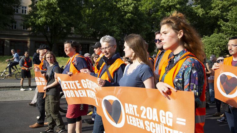 Unterstützer der Klimaaktivisten von Letzte Generation. | Bild:dpa-Bildfunk/Sven Käuler