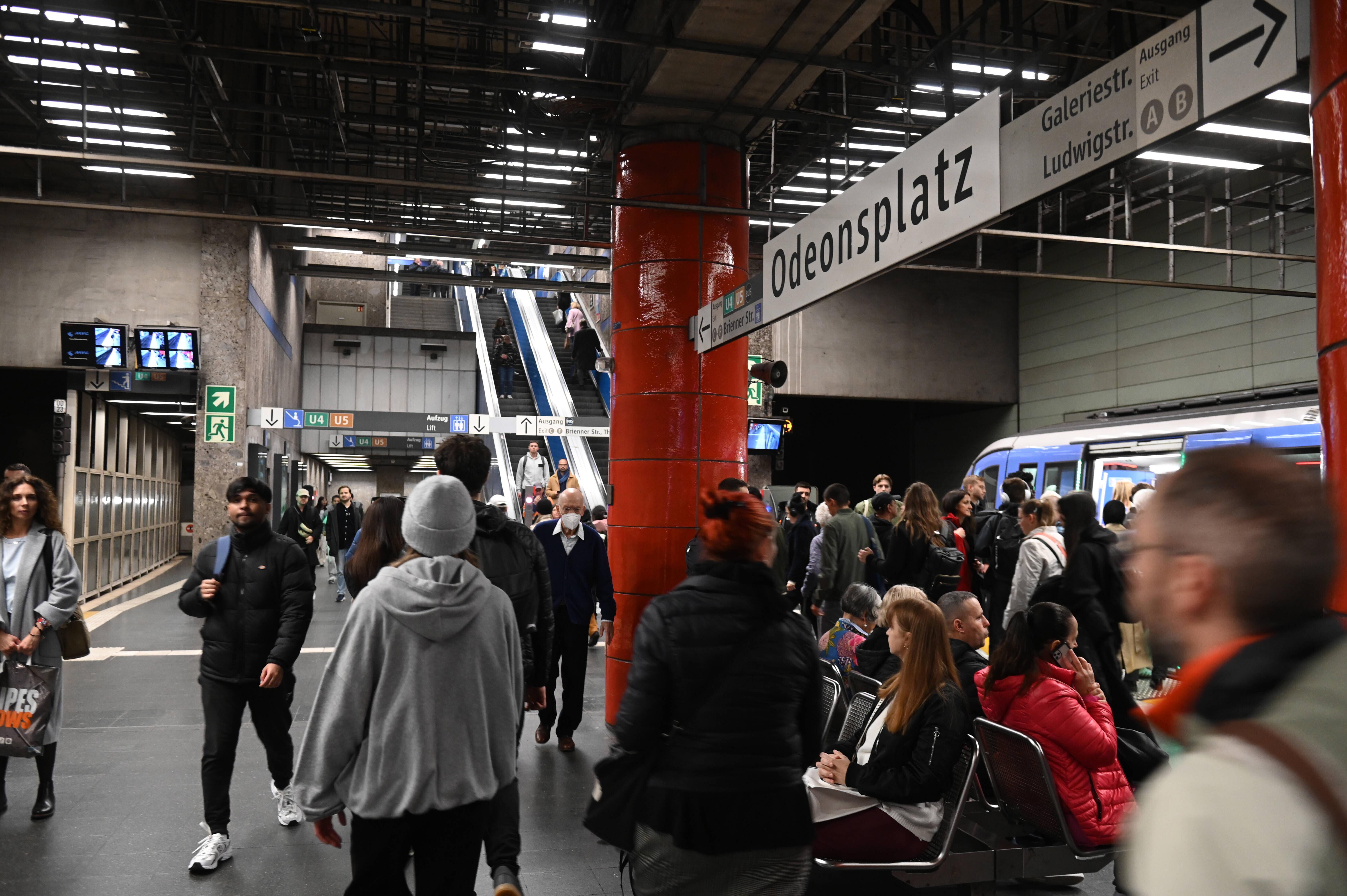 Menschen an der U-Bahn-Station Odeonsplatz