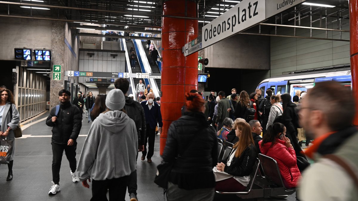 Weihnachtsmänner verteilen rechtsextreme Flyer in U-Bahn