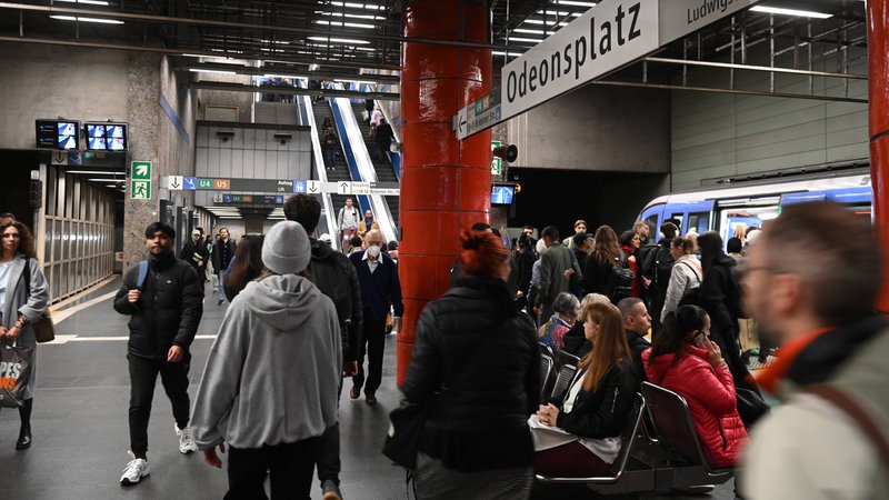 Menschen an der U-Bahn-Station Odeonsplatz | Bild: picture alliance / SZ Photo | Stephan Rumpf Menschen an der U-Bahn-Station Odeonsplatz