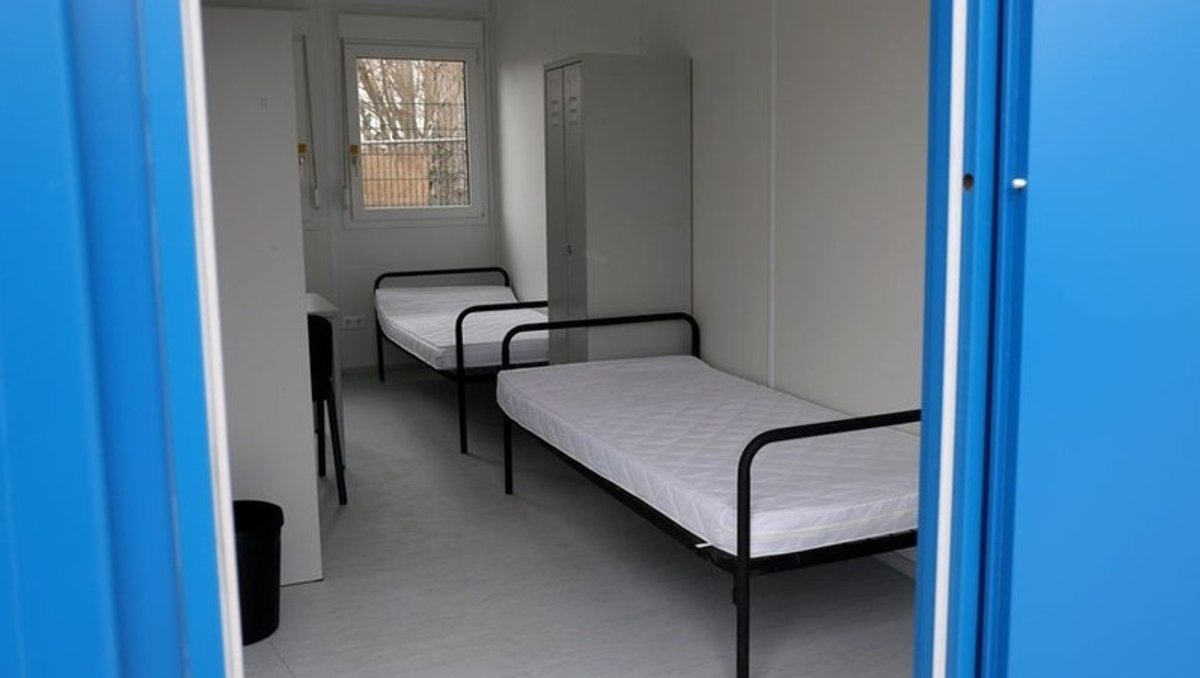 Betten in einem karg eingerichteten Zimmer(Symbolbild) | Bild: dpa-Bildfunk/Bernd Wüstneck Betten in einem karg eingerichteten Zimmer(Symbolbild)