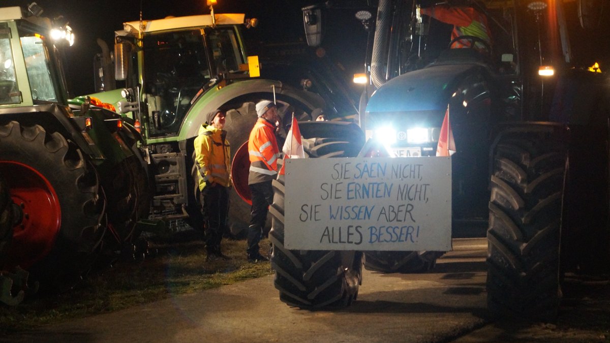 Bauernprotest: Konvoi mit 200 Schleppern am Biebelrieder Kreuz an der A3
