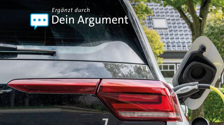 Symbolbild: Ein E-Auto hängt an einem Ladekabel | Bild:picture alliance / SULUPRESS.DE | Torsten Sukrow