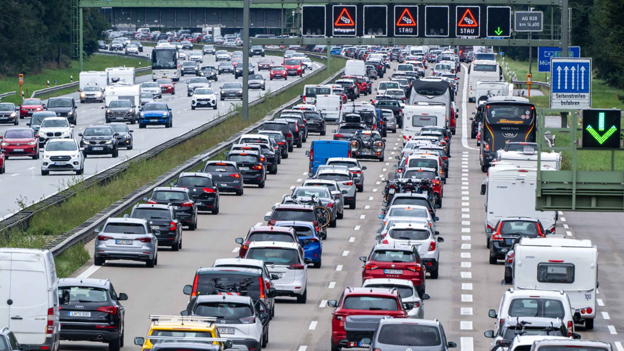 Archiv: Autos und Reisebusse stehen auf der Autobahn 8 in Richtung Norden im Stau.