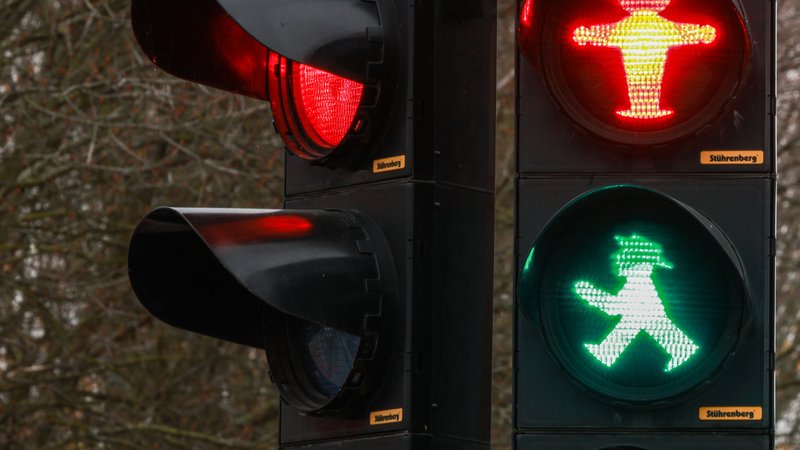 Eine Verkehrsampel, bei der das grüne Männchen und das rote leuchten. | Bild: dpa-Bildfunk/Hannes P Albert Eine Verkehrsampel, bei der das grüne Männchen und das rote leuchten.