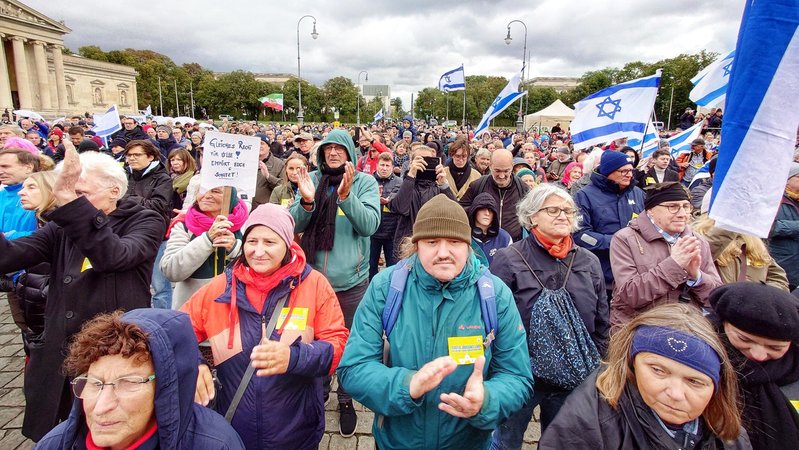 Demonstrierende mit Plakaten und Fahnen in München | Bild: picture alliance / ZUMAPRESS.com | Sachelle Babbar Demonstrierende mit Plakaten und Fahnen in München