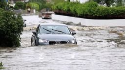 Auto im Hochwasser | Bild:BR
