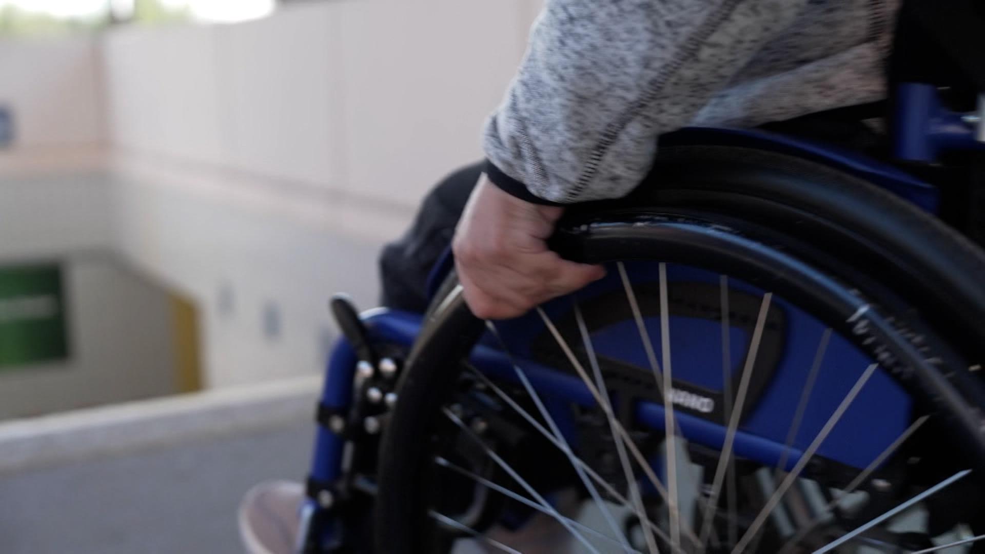 Eigentlich sollten schon vergangenes Jahr alle bayerischen Bahnhöfe barrierefrei sein.