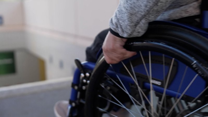 Eigentlich sollten schon vergangenes Jahr alle bayerischen Bahnhöfe barrierefrei sein. | Bild: BR Eigentlich sollten schon vergangenes Jahr alle bayerischen Bahnhöfe barrierefrei sein.