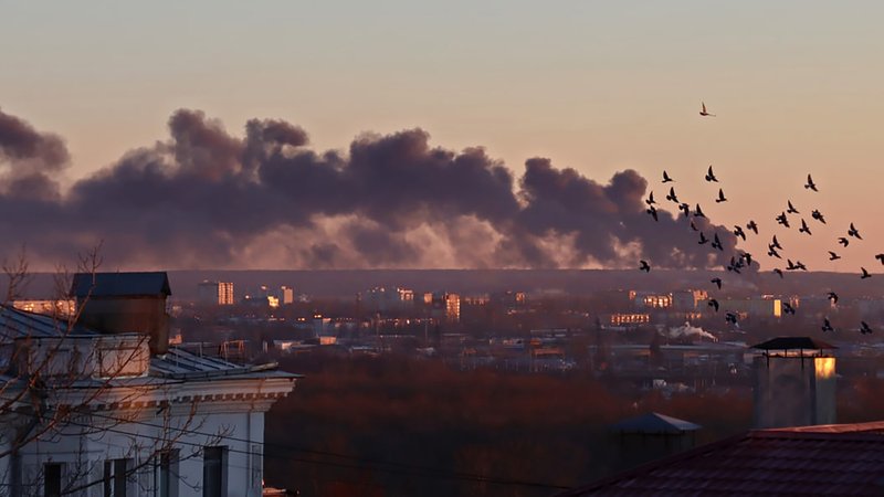 Rauch über einem russischen Flugplatz in der Region Kursk