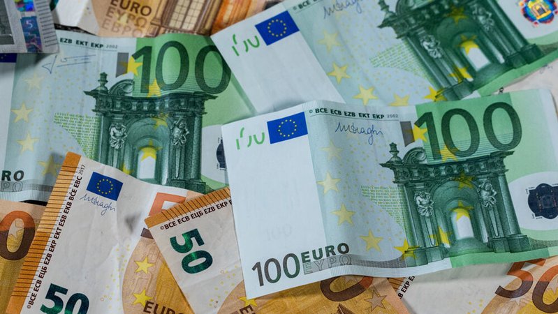 ARCHIV - Euro-Geldscheine mit unterschiedlichen Werten liegen aufeinander. 