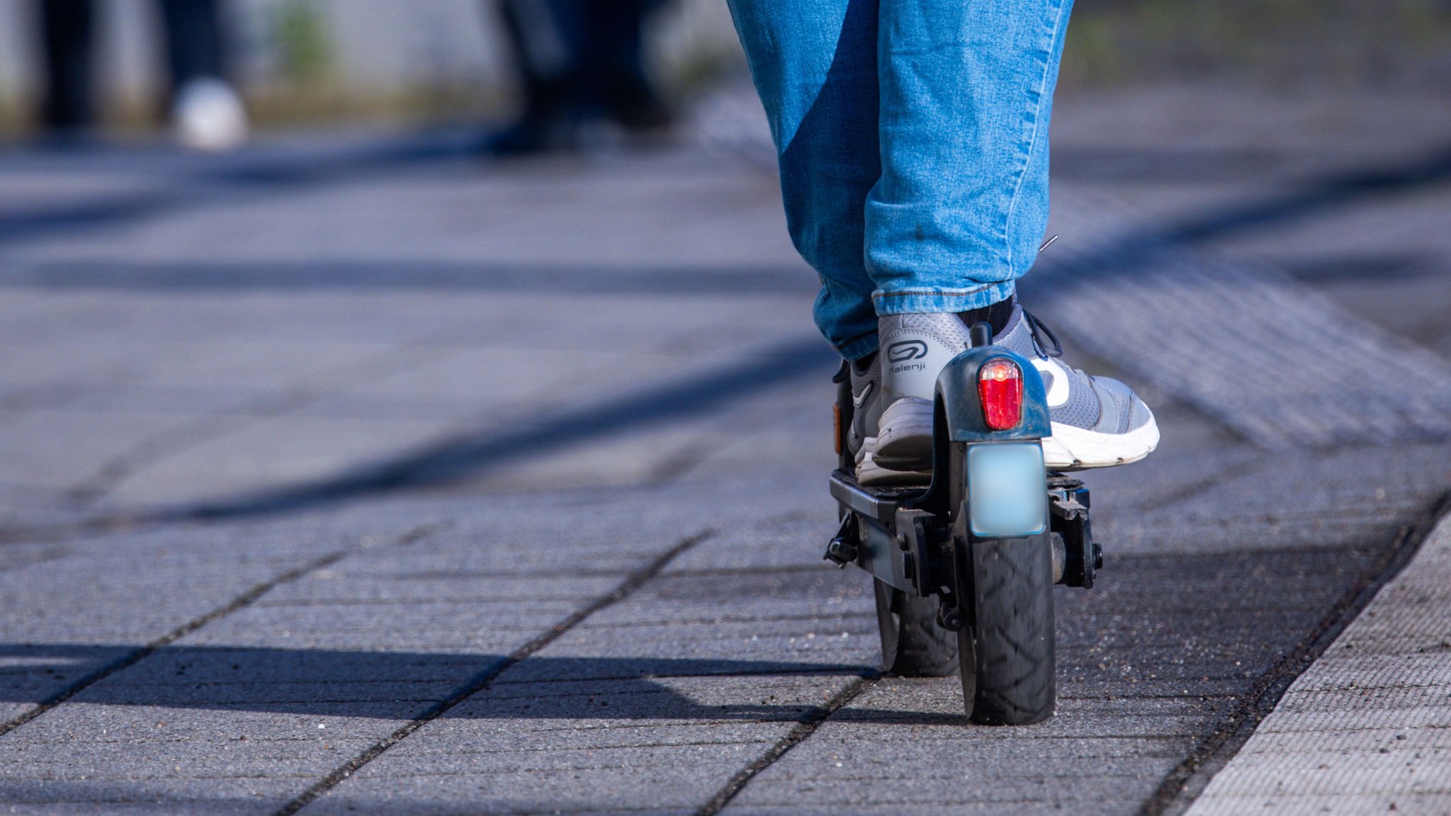 Immer mehr E-Scooter sind auf deutschen Straßen unterwegs.