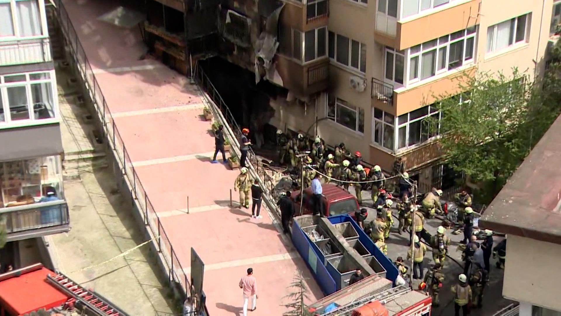 Verheerender Brand in Istanbul - Bei Renovierungsarbeiten in einem Nachtclub der türkischen Metropole sind mindestens 29 Menschen ums Leben gekommen. Über dem Nachtclub steht ein 16-stöckiges Wohnhaus. 