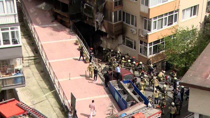 Verheerender Brand in Istanbul - Bei Renovierungsarbeiten in einem Nachtclub der türkischen Metropole sind mindestens 29 Menschen ums Leben gekommen. Über dem Nachtclub steht ein 16-stöckiges Wohnhaus. 