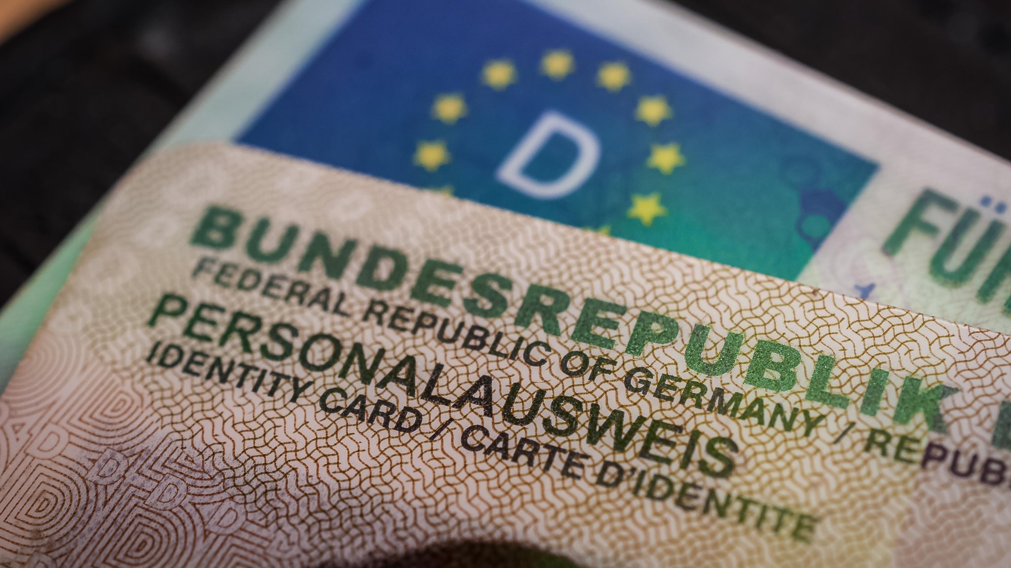 Personalausweis und Führerschein (Archiv- und Symbolbild)