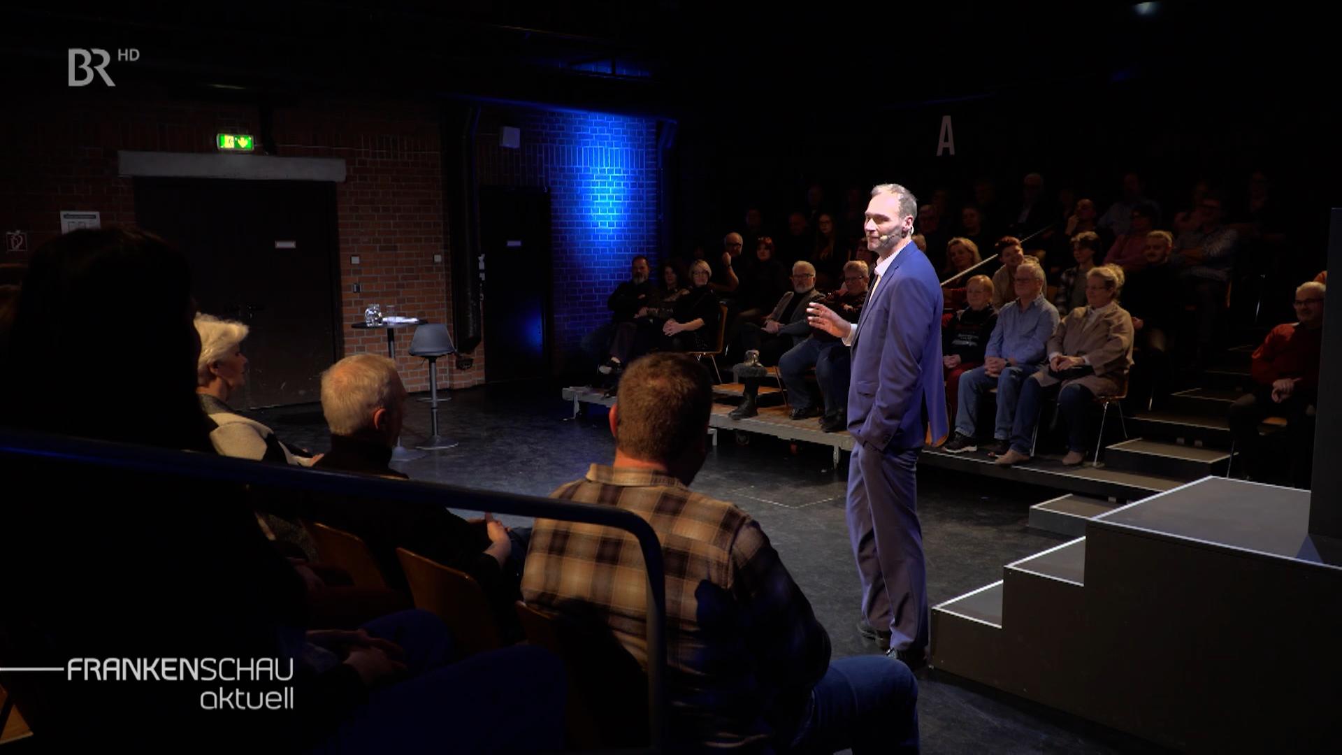 Schaupsieler Tobias Bode auf der Bühne.