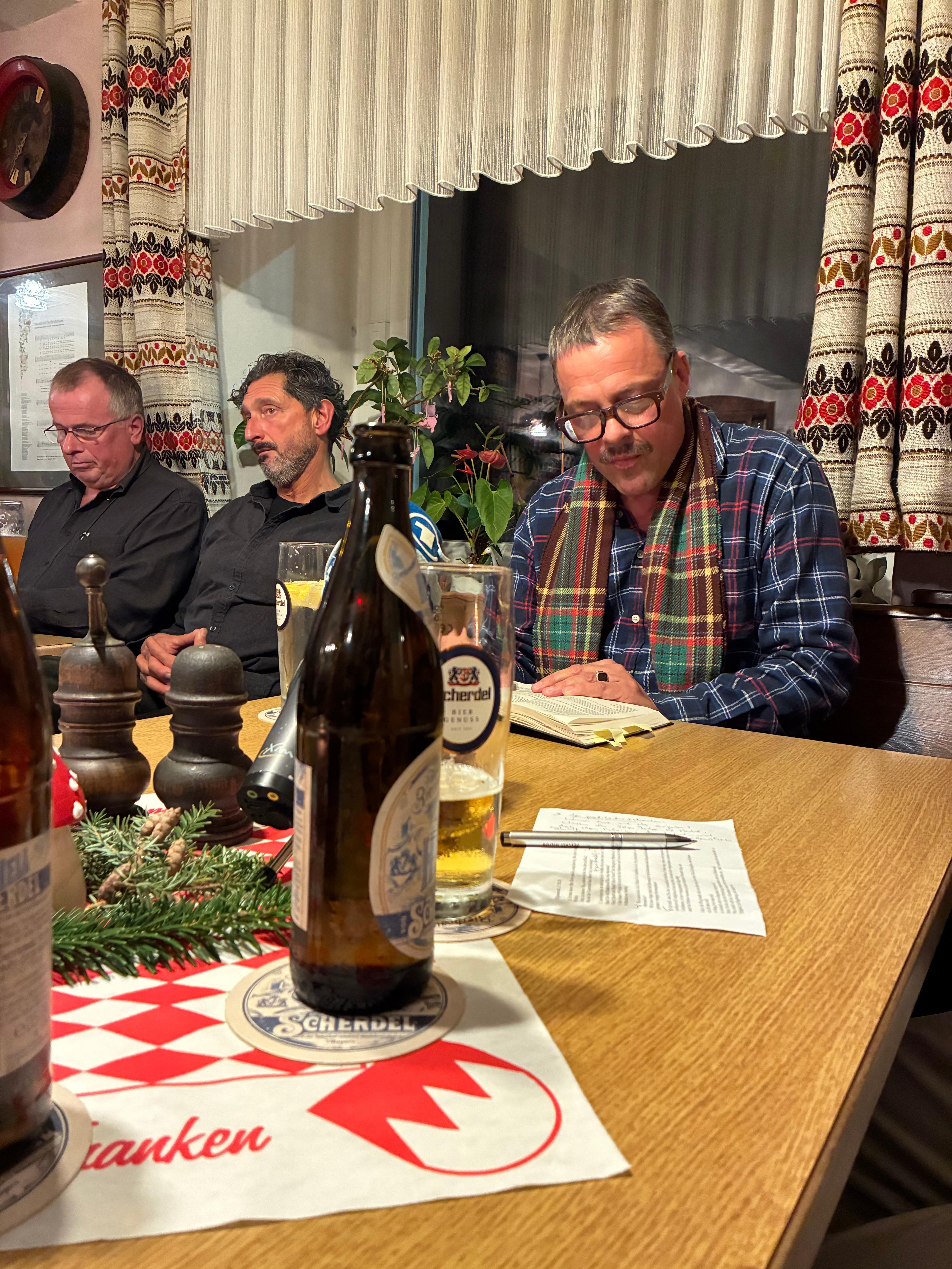 Moritz von Uslar (rechts) bei einer Lesung in seiner Heimat | Bild:BR/ Knut Cordsen