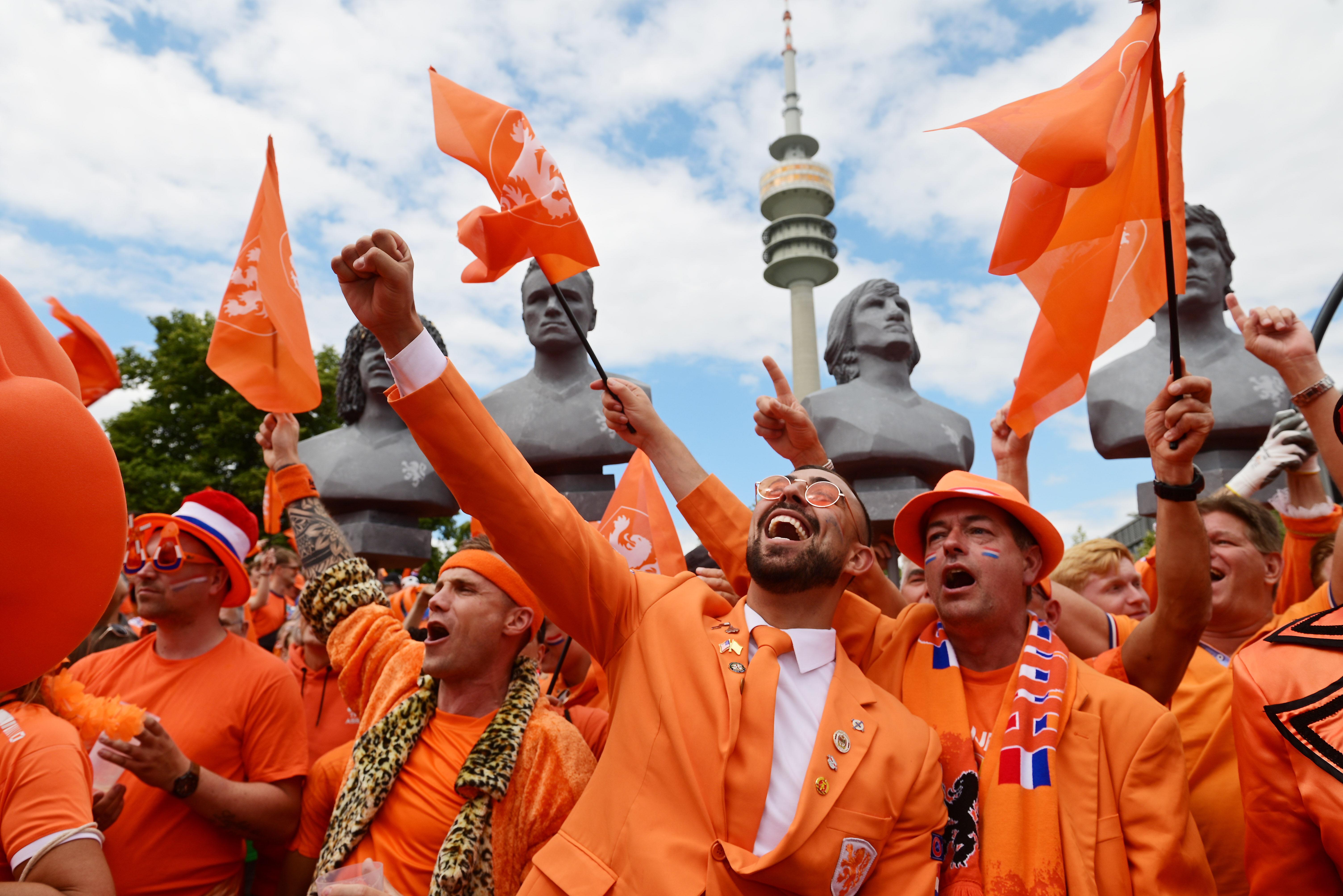 Holländische Fans vor dem Münchner Olympiaturm