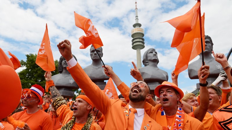 Holländische Fans vor dem Münchner Olympiaturm