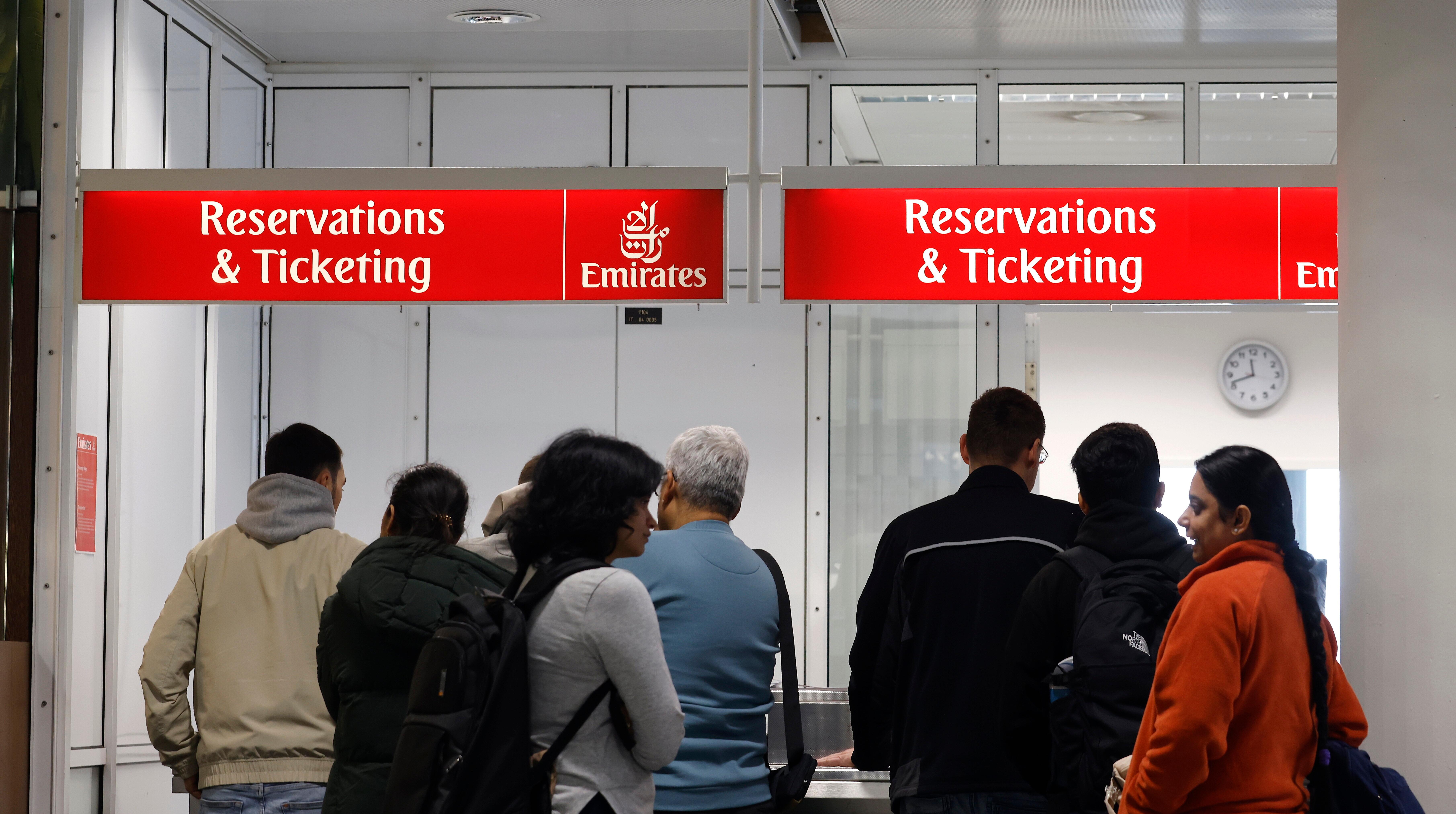 Menschen stehen am 1. März 2026 vor einem "Emirates"-Schalter am Flughafen München (Symbolbild).